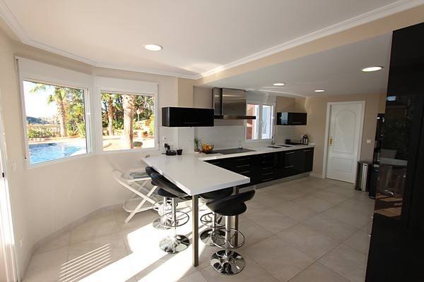 Beautiful villa in a quiet and beautiful area, with a large private pool and impressive views over the coast of El Campello, Alicante and the sea.T...