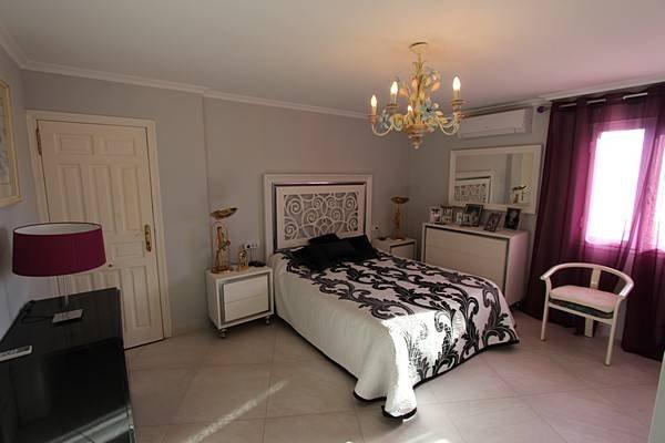 Beautiful villa in a quiet and beautiful area, with a large private pool and impressive views over the coast of El Campello, Alicante and the sea.T...