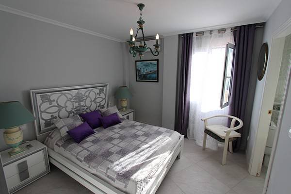 Beautiful villa in a quiet and beautiful area, with a large private pool and impressive views over the coast of El Campello, Alicante and the sea.T...