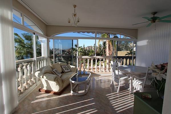 Beautiful villa in a quiet and beautiful area, with a large private pool and impressive views over the coast of El Campello, Alicante and the sea.T...