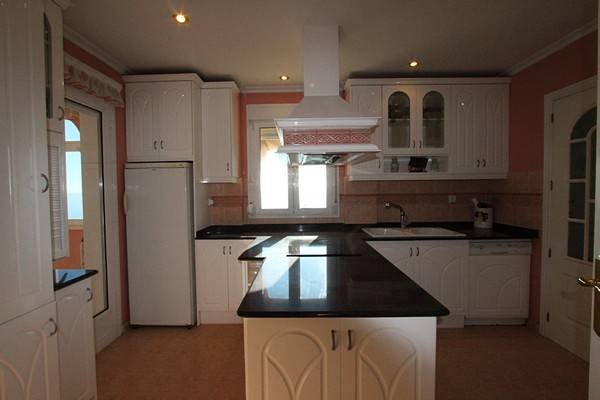 Beautiful villa in a quiet and beautiful area, with a large private pool and impressive views over the coast of El Campello, Alicante and the sea.T...