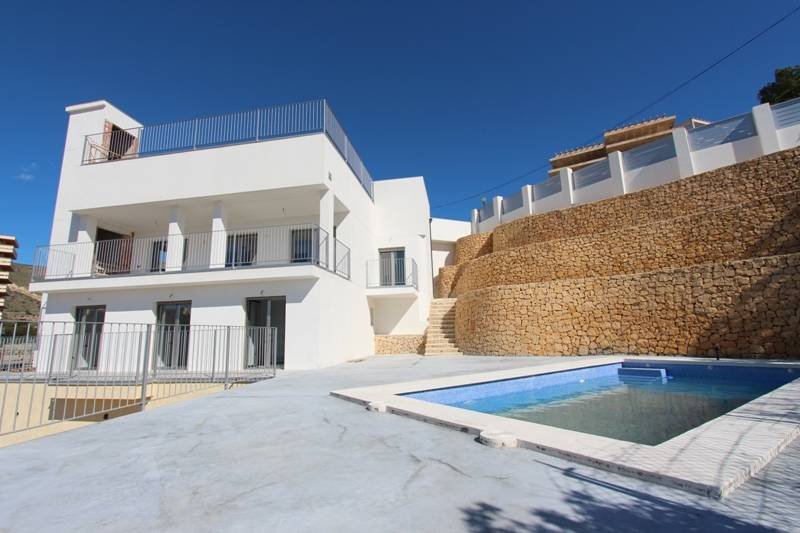 El Campello: Spacious brand new villa with fantastic sea views, 4 bedrooms, 4 bathrooms, pool, terrace, private elevator and air conditioning.This villa convinc... 