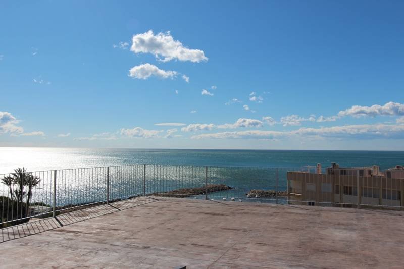 Spacious brand new villa with fantastic sea views, 4 bedrooms, 4 bathrooms, pool, terrace, private elevator and air conditioning.This villa convinc...