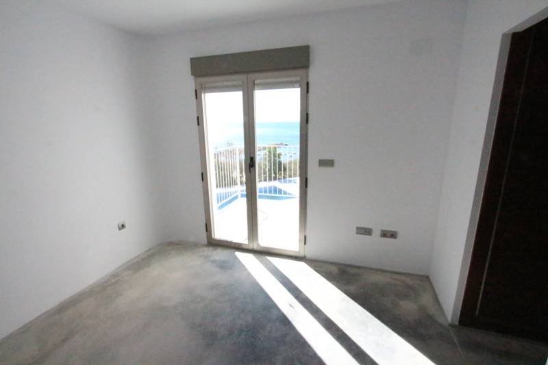 Spacious brand new villa with fantastic sea views, 4 bedrooms, 4 bathrooms, pool, terrace, private elevator and air conditioning.This villa convinc...