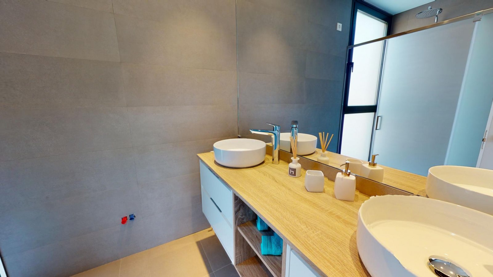 <p>Duplex provided with 2 Bedrooms and 2 Bathrooms, communal swimming pool and private parking space within domain. </p><p>These new phase Annapurn...