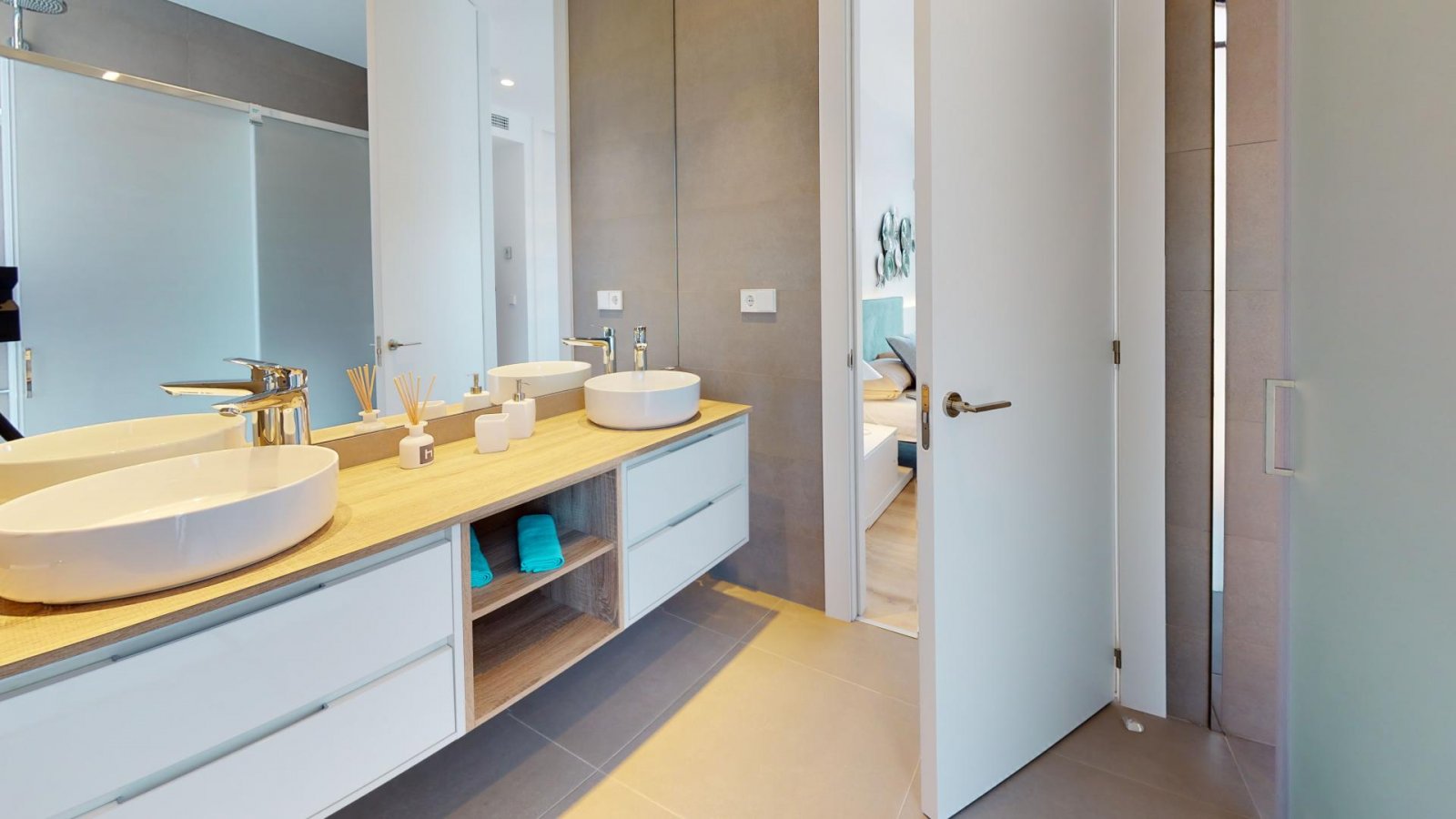 <p>Duplex provided with 2 Bedrooms and 2 Bathrooms, communal swimming pool and private parking space within domain. </p><p>These new phase Annapurn...