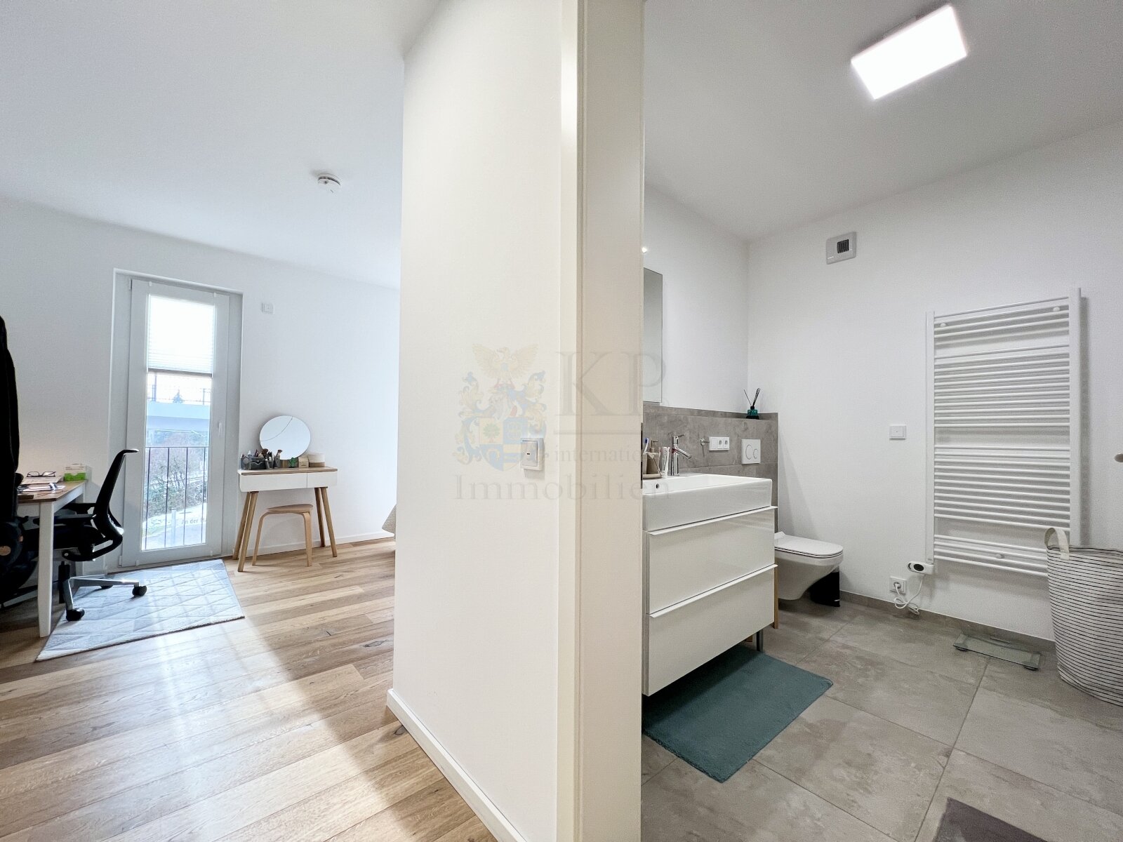 Kriftel: Elegant 4-room apartment with 2 bathrooms, balcony with glass curtains, and elevator