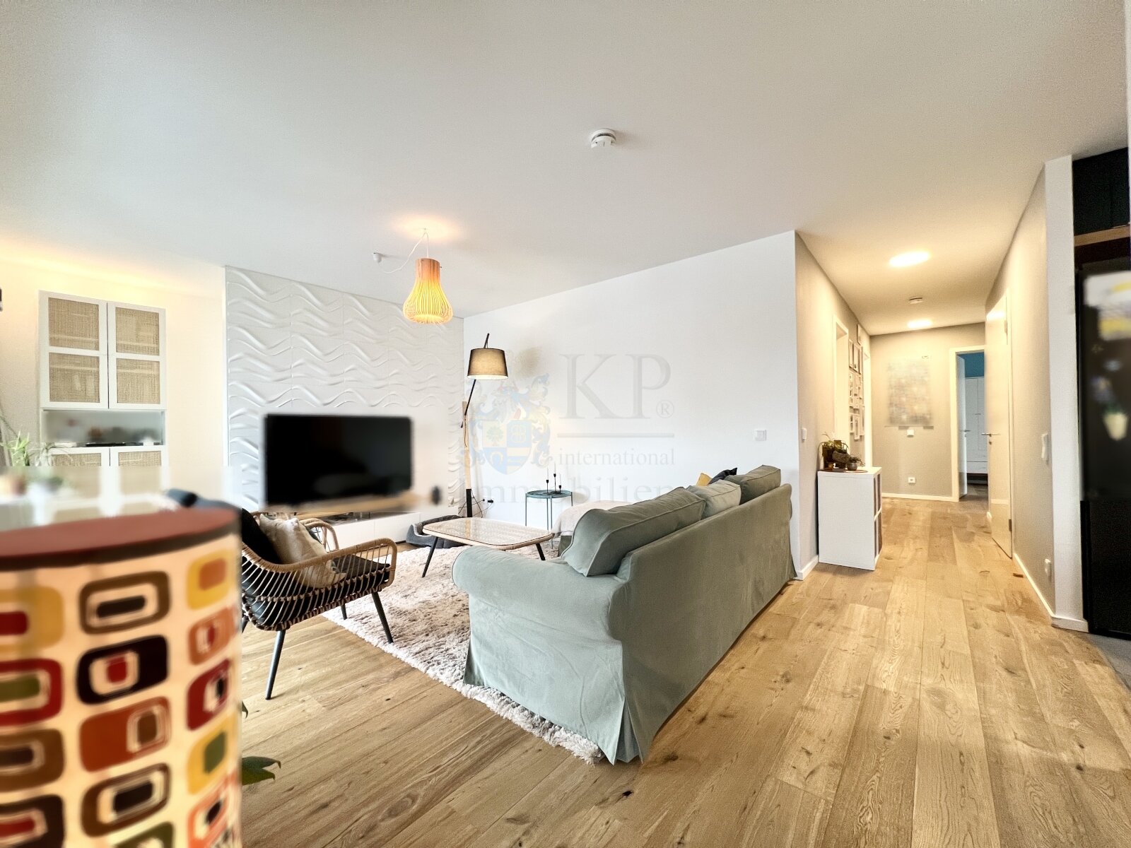 Kriftel: Elegant 4-room apartment with 2 bathrooms, balcony with glass curtains, and elevator