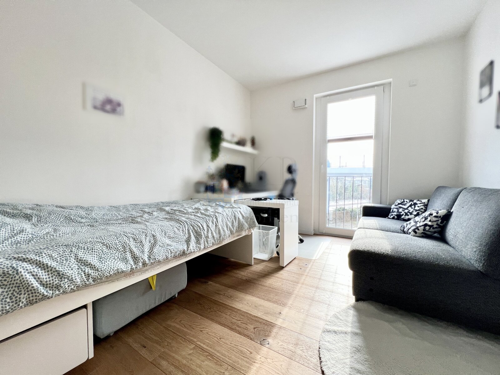 Kriftel: Elegant 4-room apartment with 2 bathrooms, balcony with glass curtains, and elevator