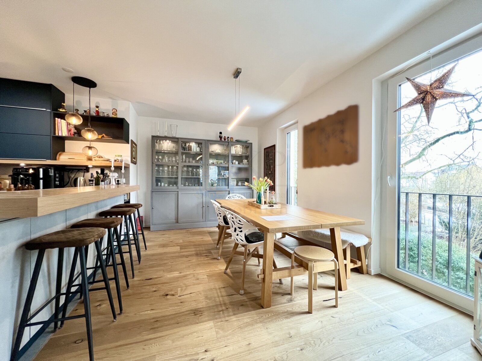 Kriftel: Elegant 4-room apartment with 2 bathrooms, balcony with glass curtains, and elevator