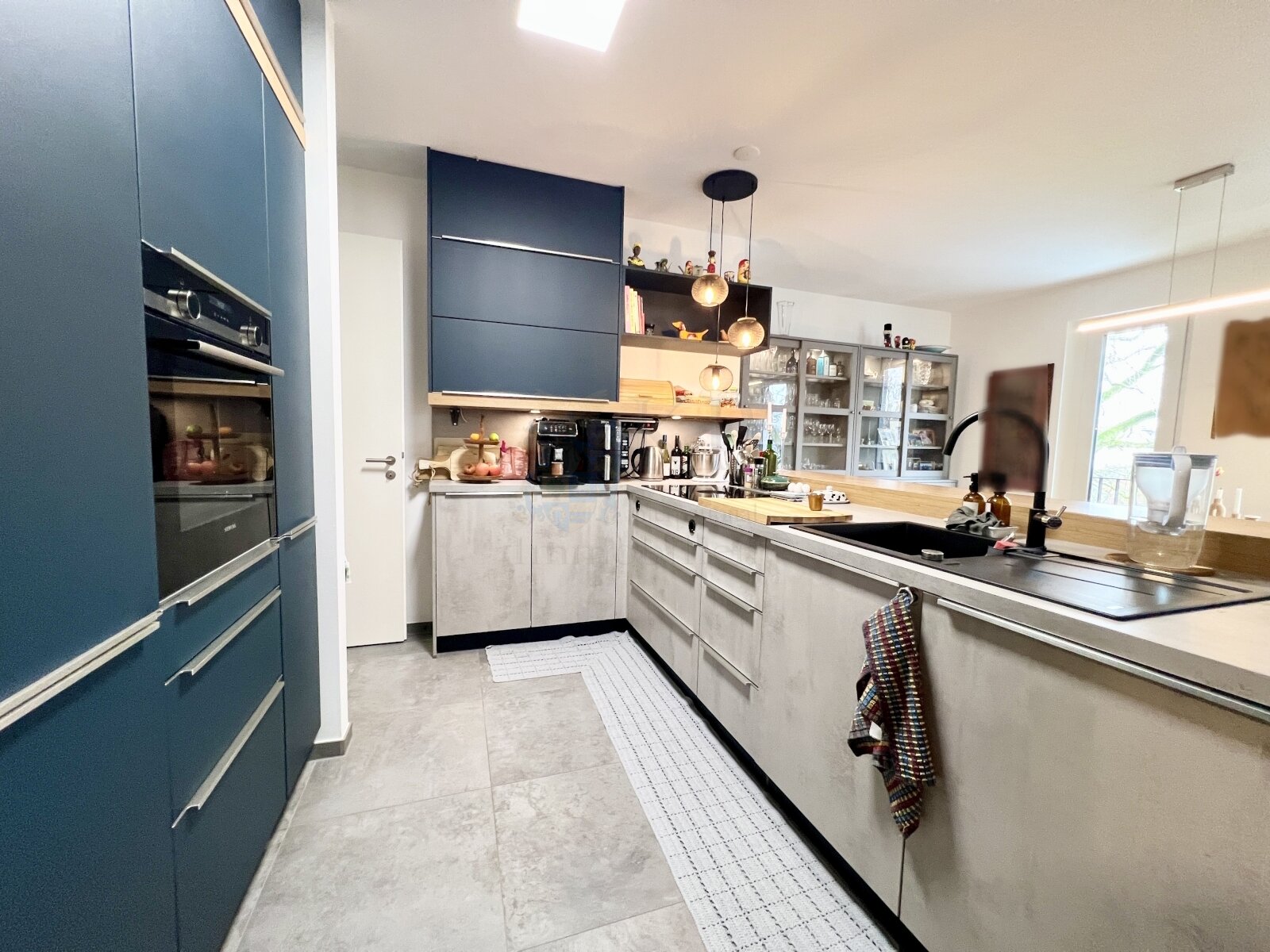 Kriftel: Elegant 4-room apartment with 2 bathrooms, balcony with glass curtains, and elevator