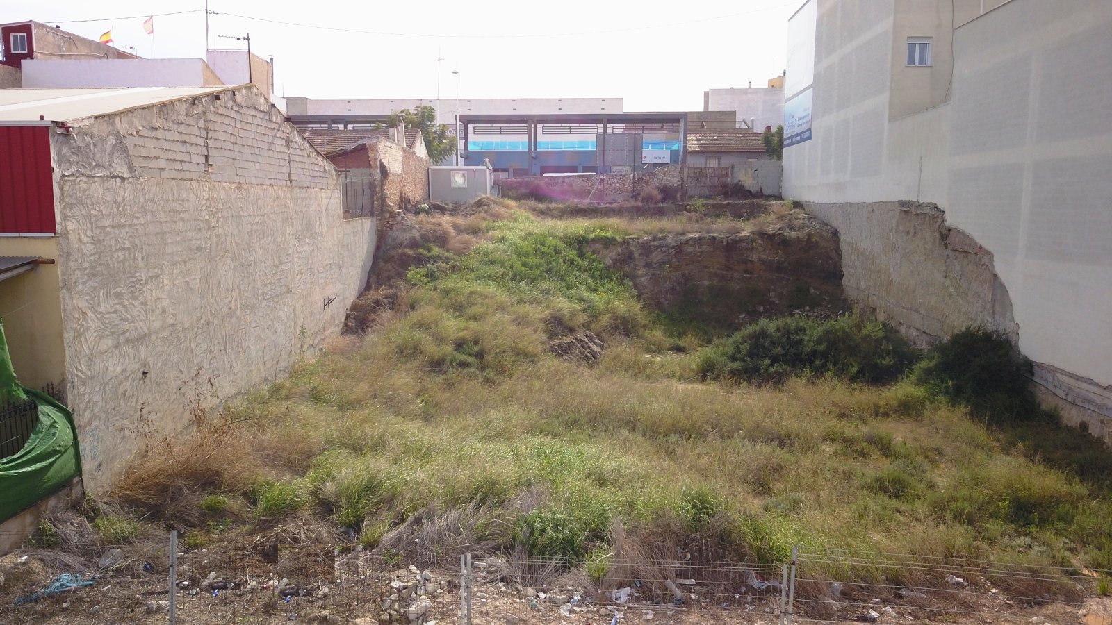   <br />	 This South &amp; North Facing 1.135m2 Plot of Land in Benijofar is located on one of the main high streets through this prolific, bustlin...