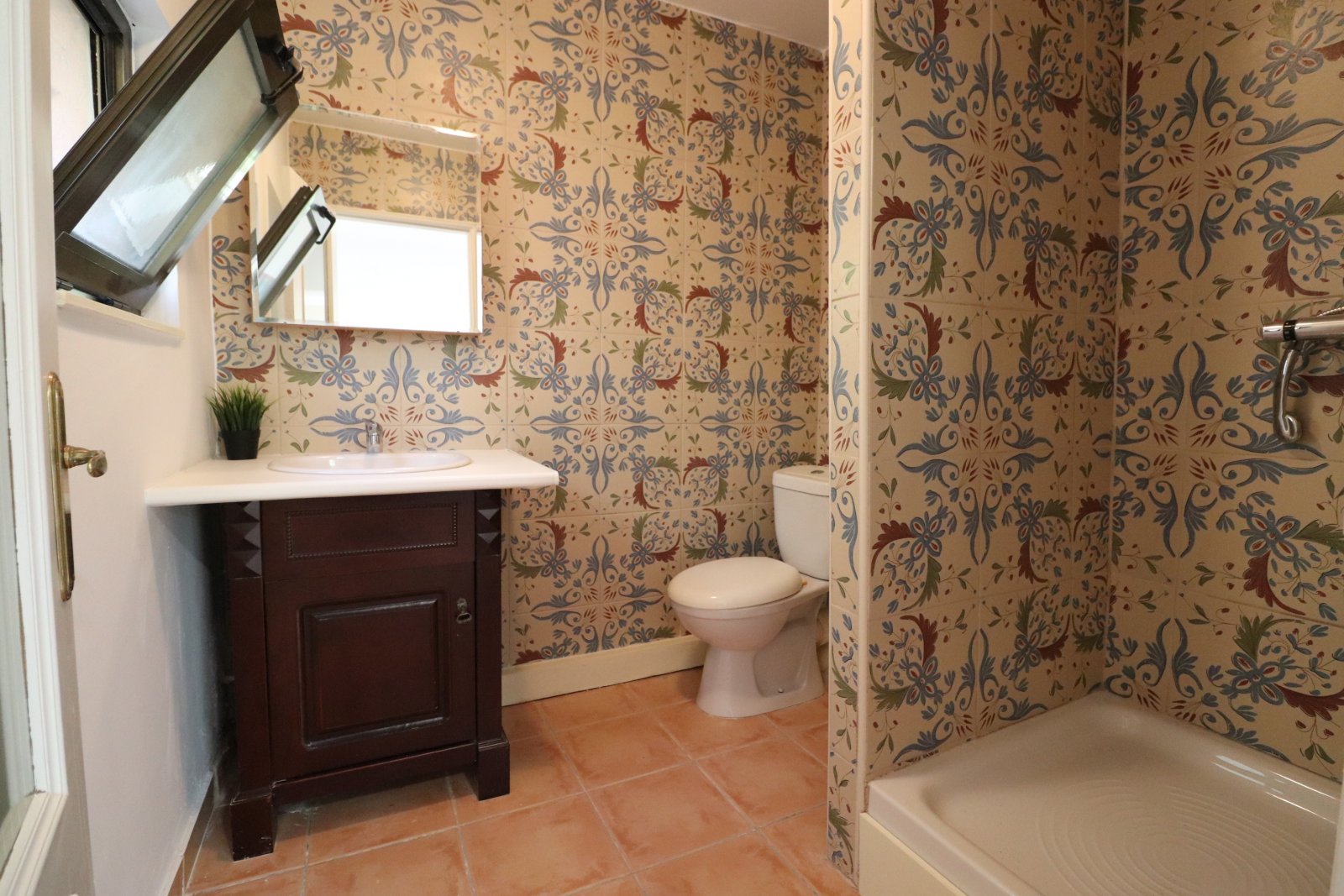   <br />	       This Stunning, Architecturally Designed, Seven Bedroom Country Property in Catral is located in the tranquil Farming Community of t...