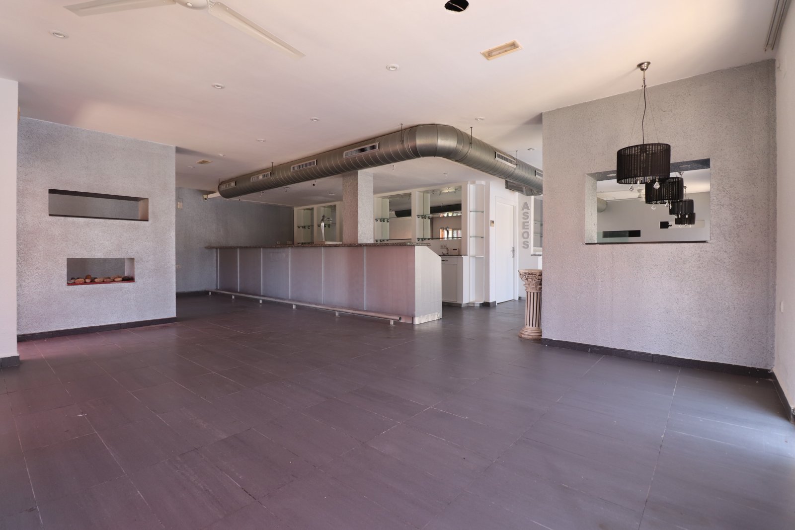   <br />	  Business Type: Bar &amp; Restaurant / Possible Shop, Office, or other Opportunity (FREEHOLD)<br /><br /><br />	  This Desirable, Corner,...