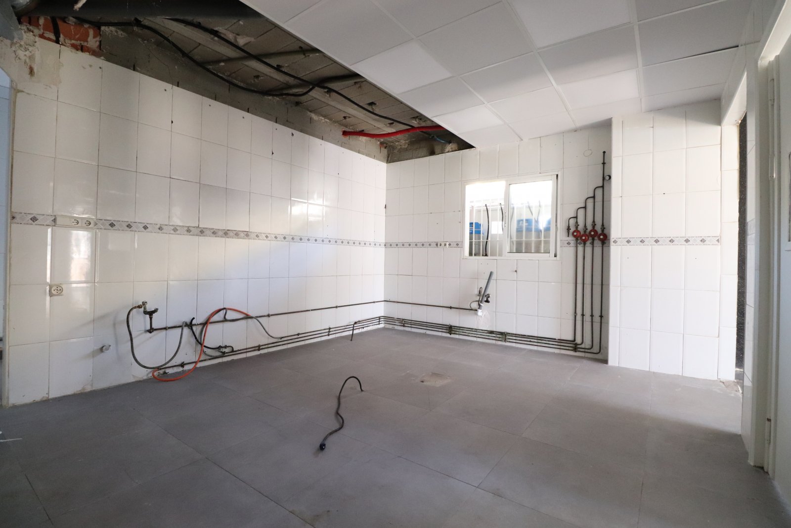   <br />	  Business Type: Bar &amp; Restaurant / Possible Shop, Office, or other Opportunity (FREEHOLD)<br /><br /><br />	  This Desirable, Corner,...