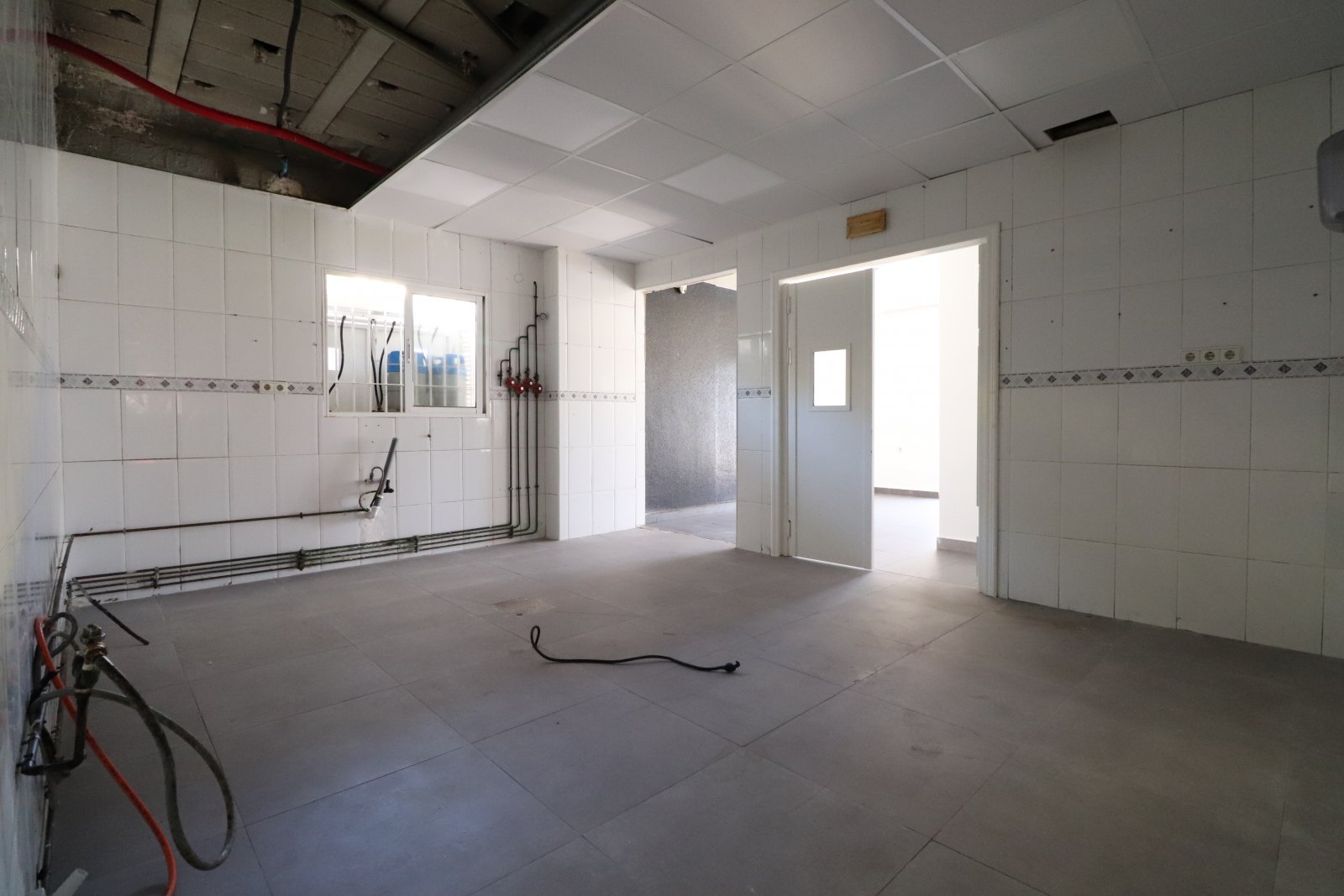   <br />	  Business Type: Bar &amp; Restaurant / Possible Shop, Office, or other Opportunity (FREEHOLD)<br /><br /><br />	  This Desirable, Corner,...