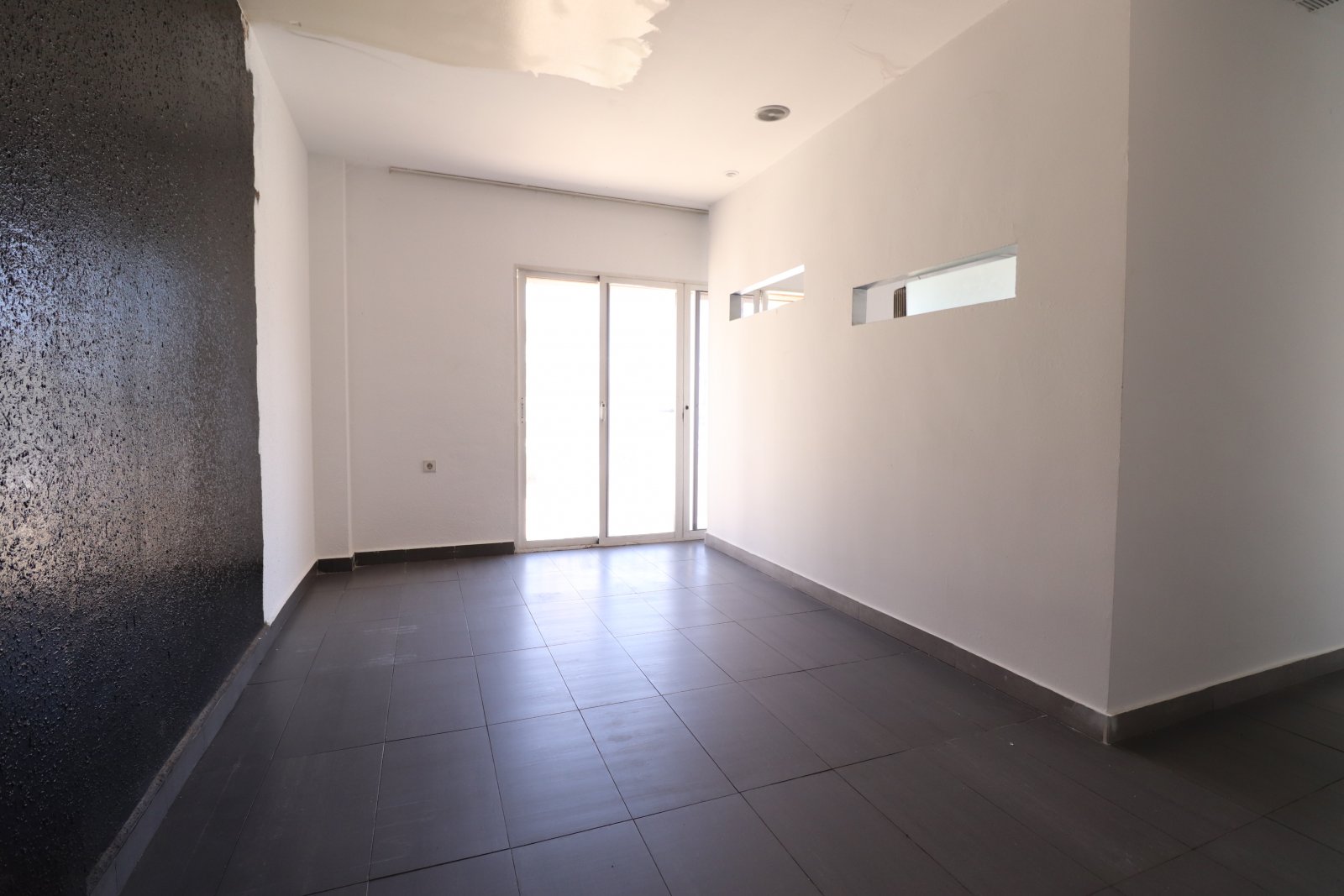   <br />	  Business Type: Bar &amp; Restaurant / Possible Shop, Office, or other Opportunity (FREEHOLD)<br /><br /><br />	  This Desirable, Corner,...