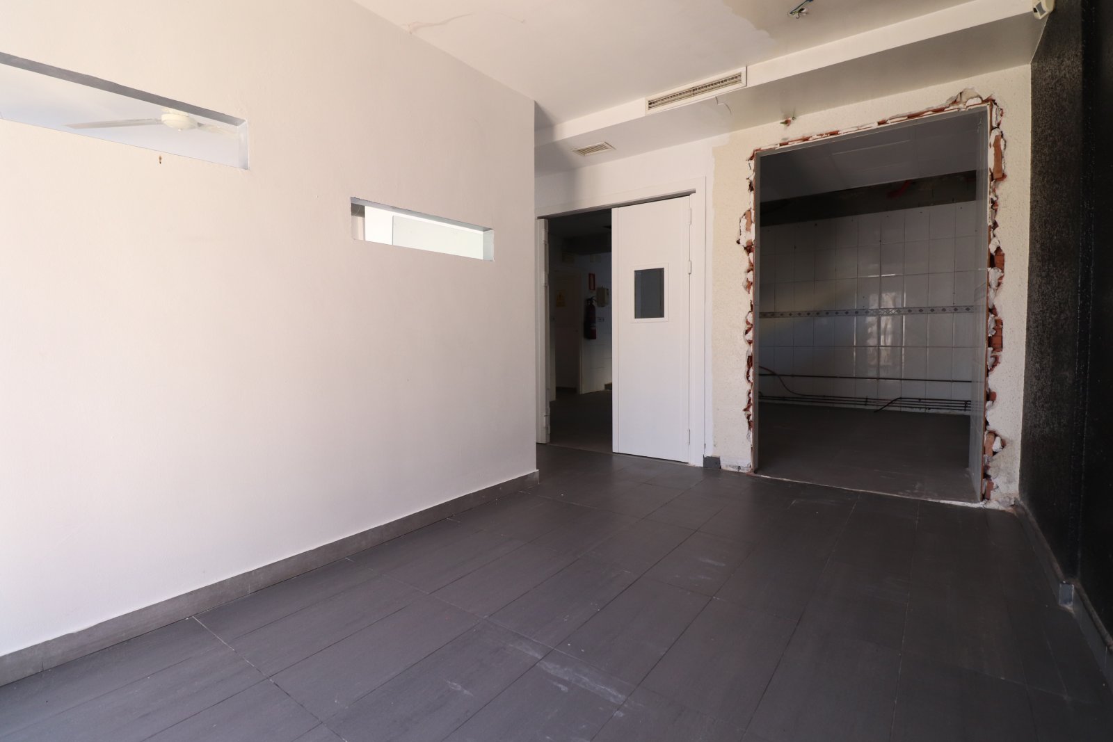   <br />	  Business Type: Bar &amp; Restaurant / Possible Shop, Office, or other Opportunity (FREEHOLD)<br /><br /><br />	  This Desirable, Corner,...