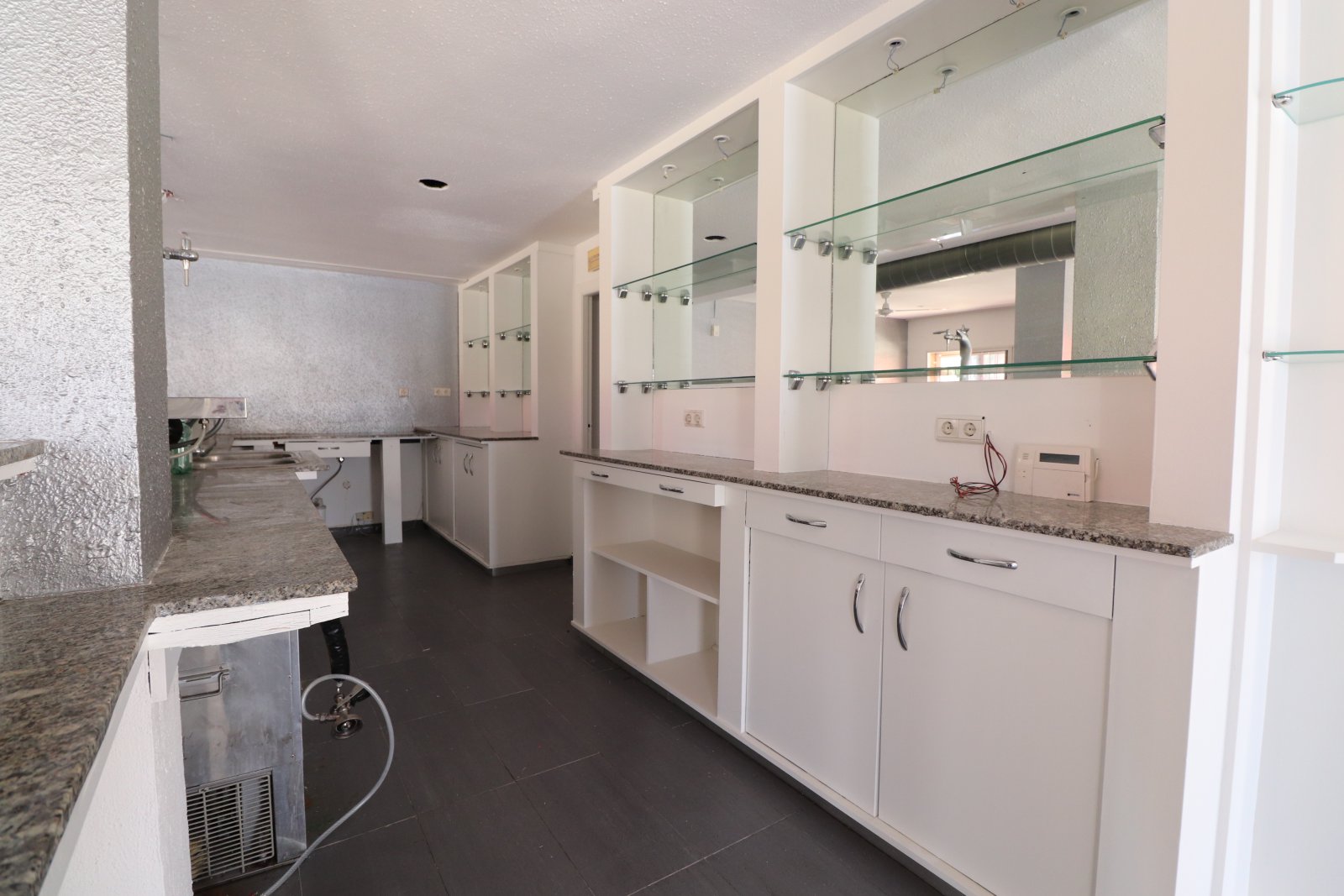   <br />	  Business Type: Bar &amp; Restaurant / Possible Shop, Office, or other Opportunity (FREEHOLD)<br /><br /><br />	  This Desirable, Corner,...