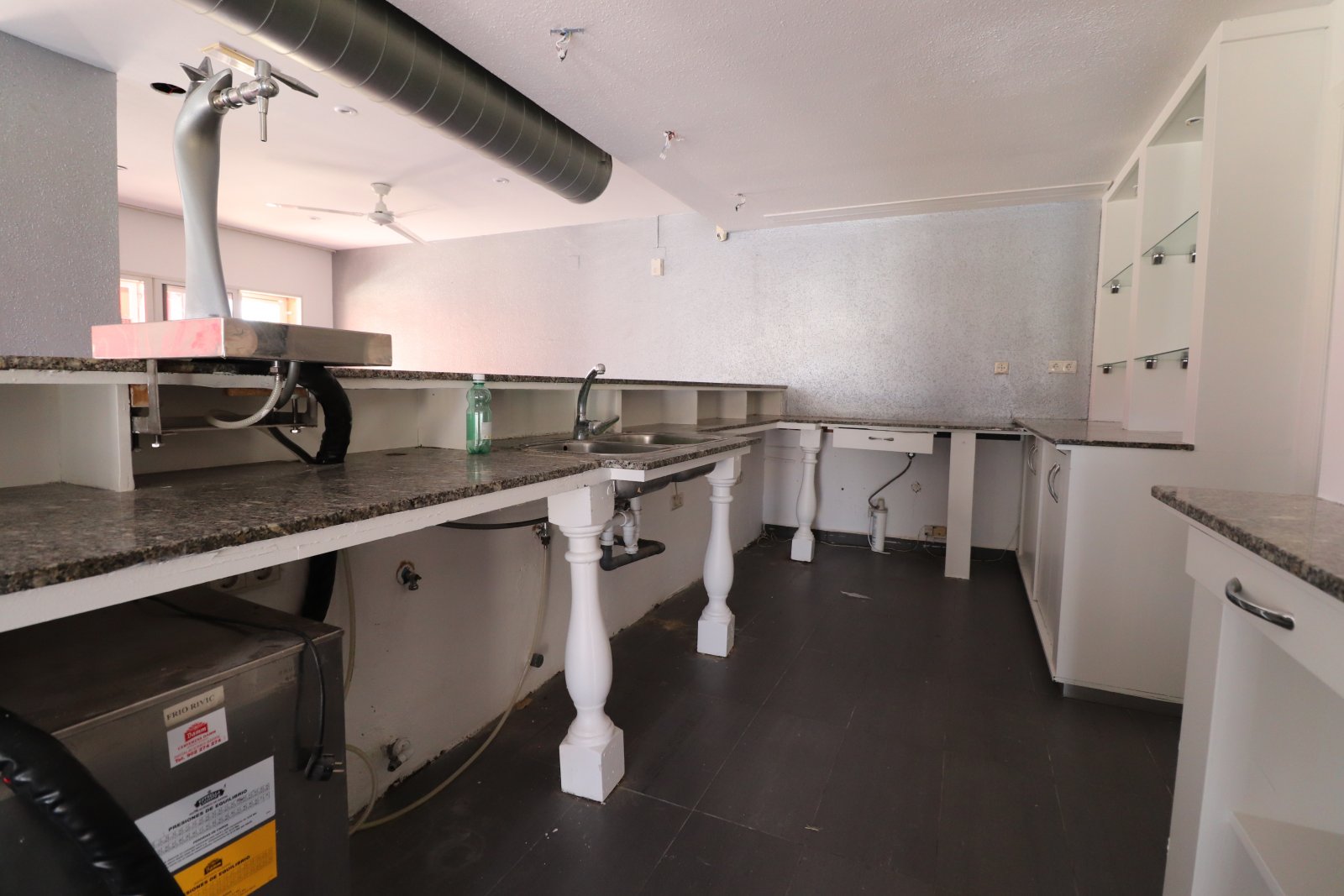   <br />	  Business Type: Bar &amp; Restaurant / Possible Shop, Office, or other Opportunity (FREEHOLD)<br /><br /><br />	  This Desirable, Corner,...