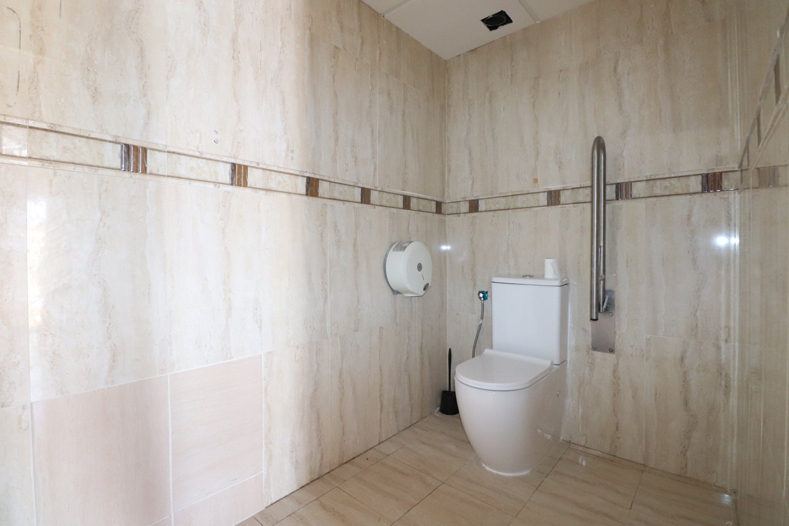   <br />	  Business Type: Bar &amp; Restaurant / Possible Shop, Office, or other Opportunity (FREEHOLD)<br /><br /><br />	  This Desirable, Corner,...