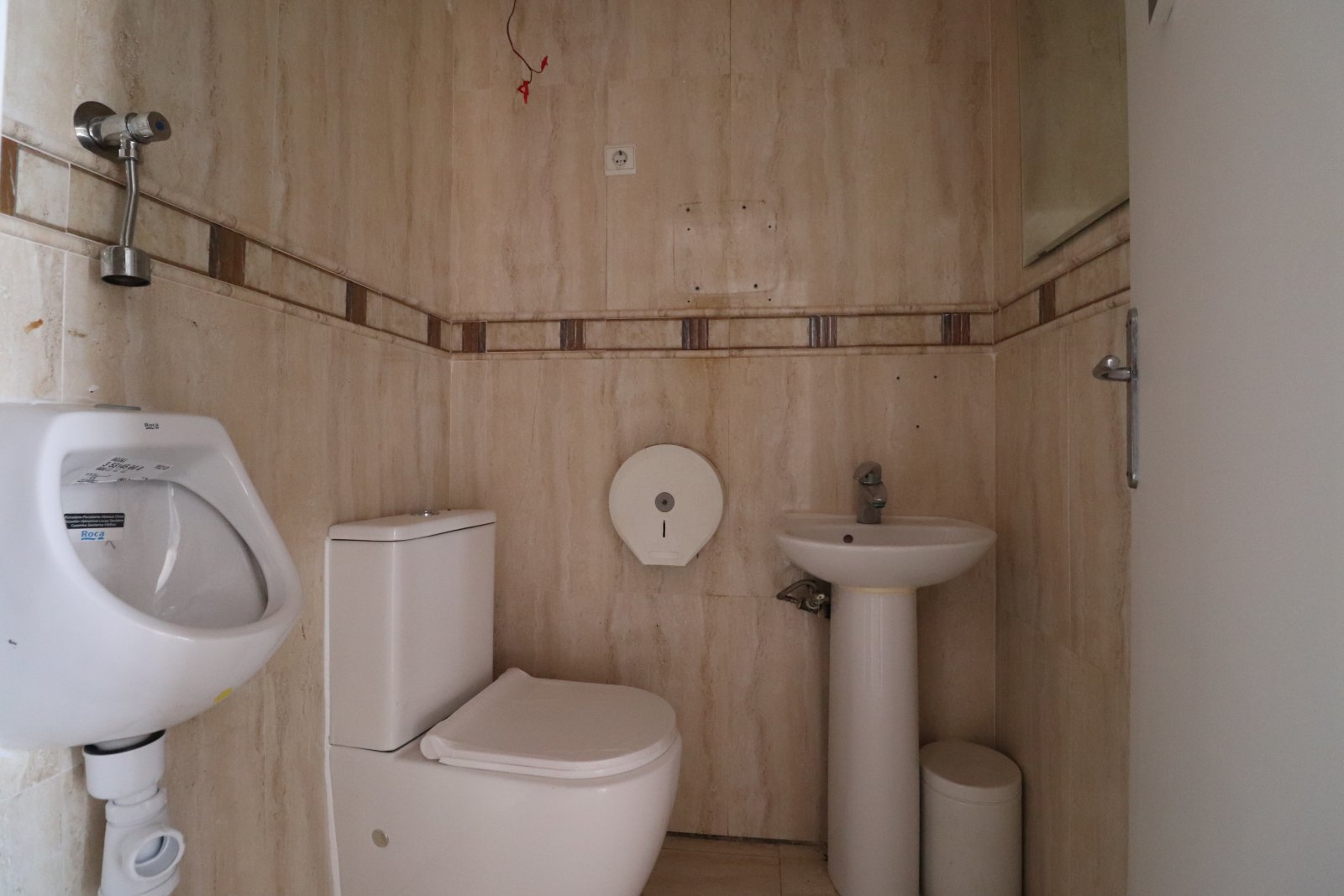   <br />	  Business Type: Bar &amp; Restaurant / Possible Shop, Office, or other Opportunity (FREEHOLD)<br /><br /><br />	  This Desirable, Corner,...