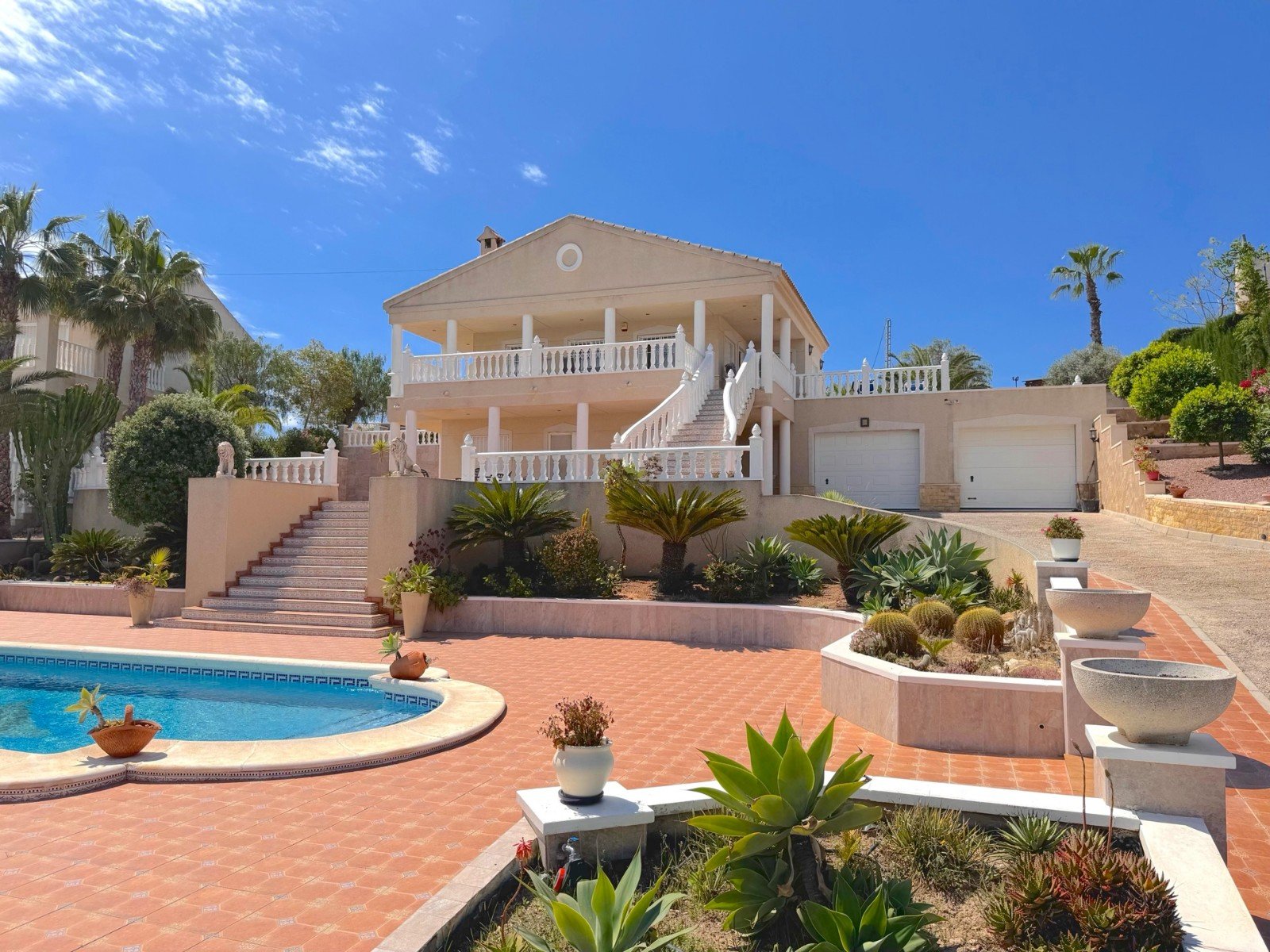   This Imposing 216m2, Three Bedroom, Detached Villa in Lomas de La Juliana is located in a very sought after residential area, with a tennis club ...