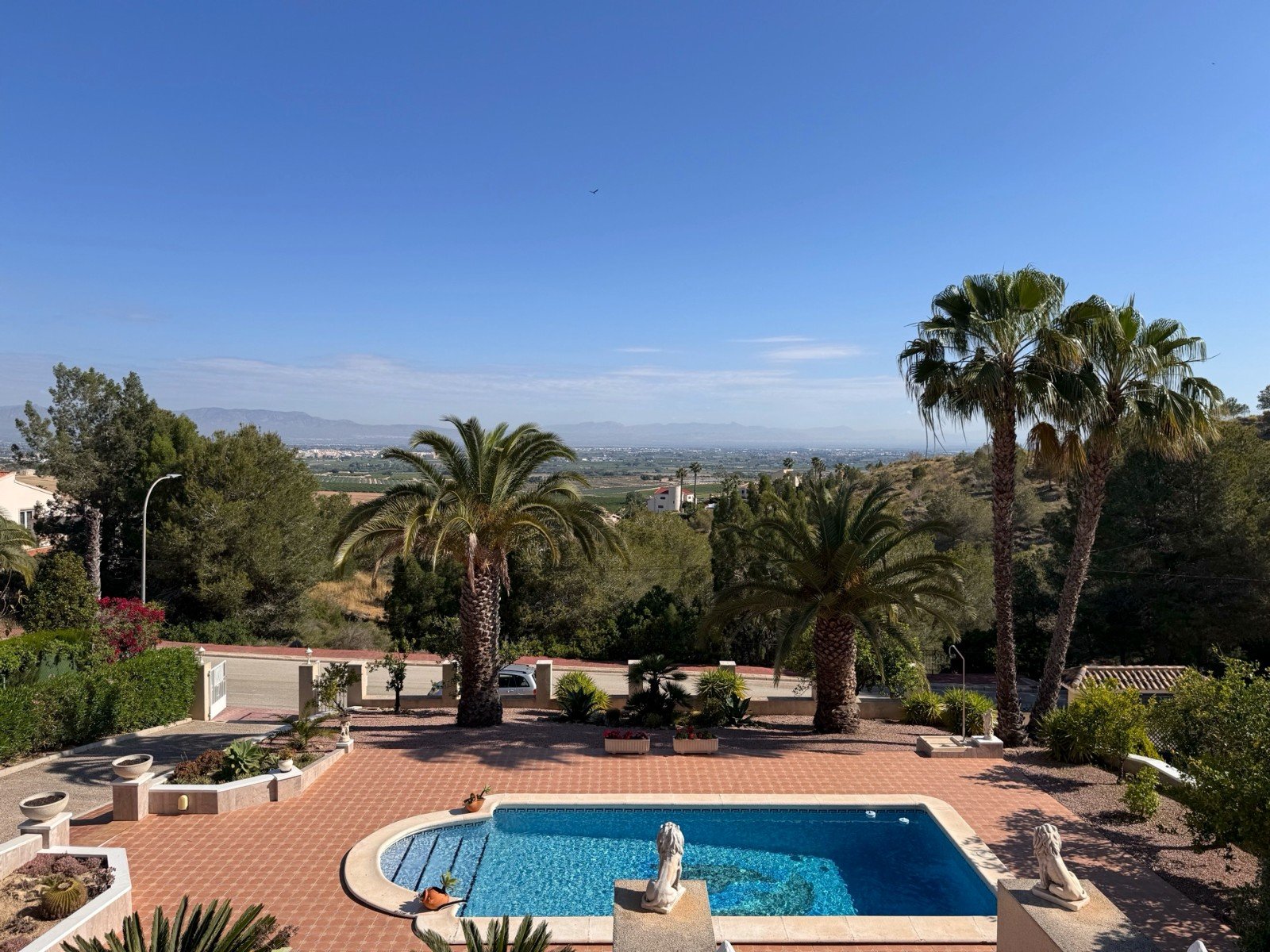   This Imposing 216m2, Three Bedroom, Detached Villa in Lomas de La Juliana is located in a very sought after residential area, with a tennis club ...