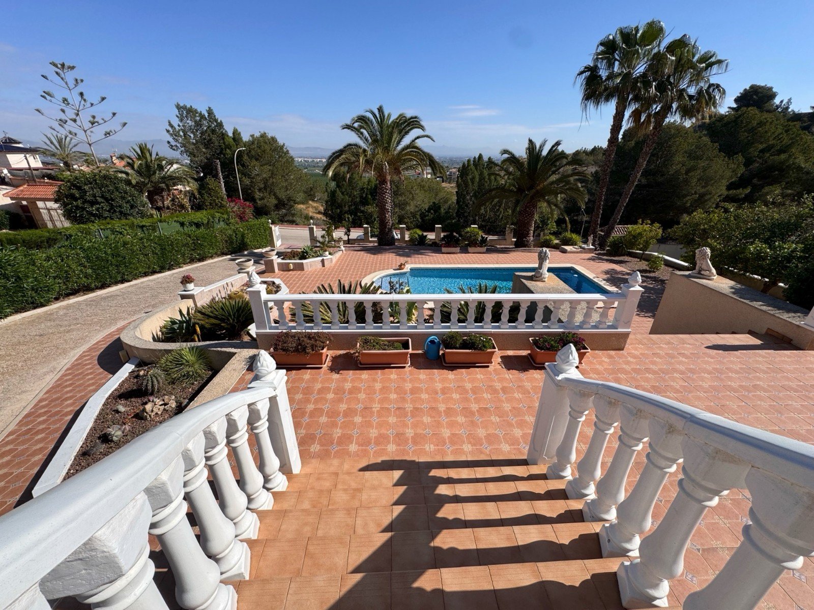   This Imposing 216m2, Three Bedroom, Detached Villa in Lomas de La Juliana is located in a very sought after residential area, with a tennis club ...