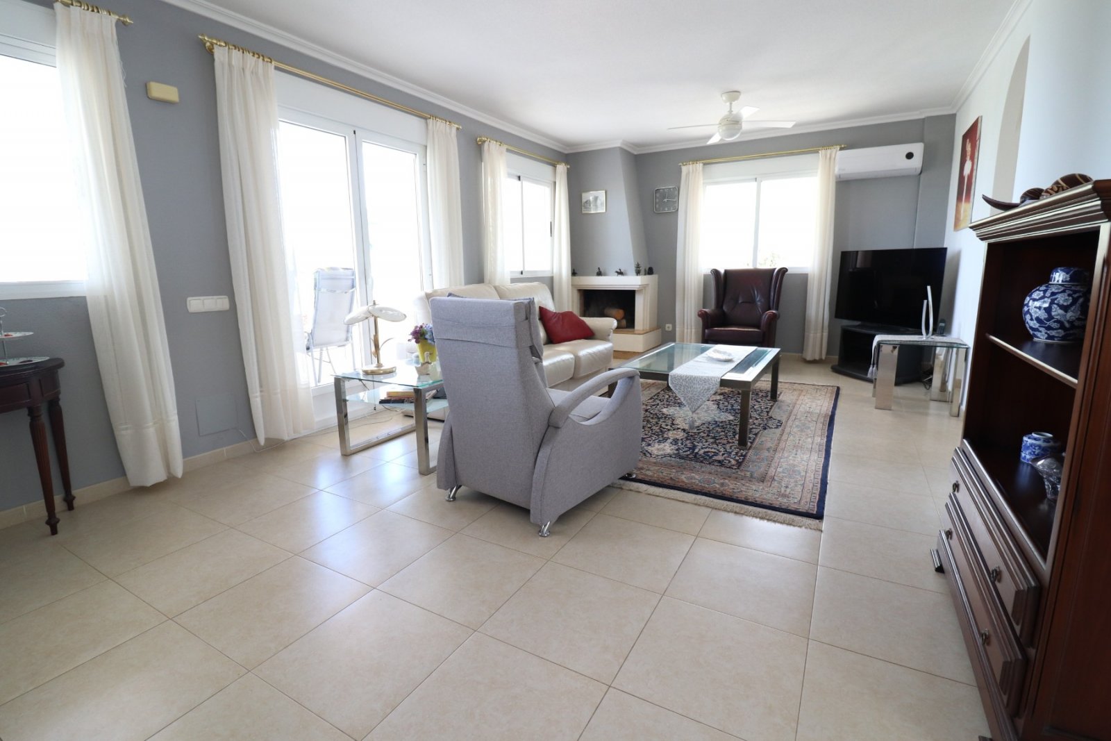  This Imposing 216m2, Three Bedroom, Detached Villa in Lomas de La Juliana is located in a very sought after residential area, with a tennis club ...