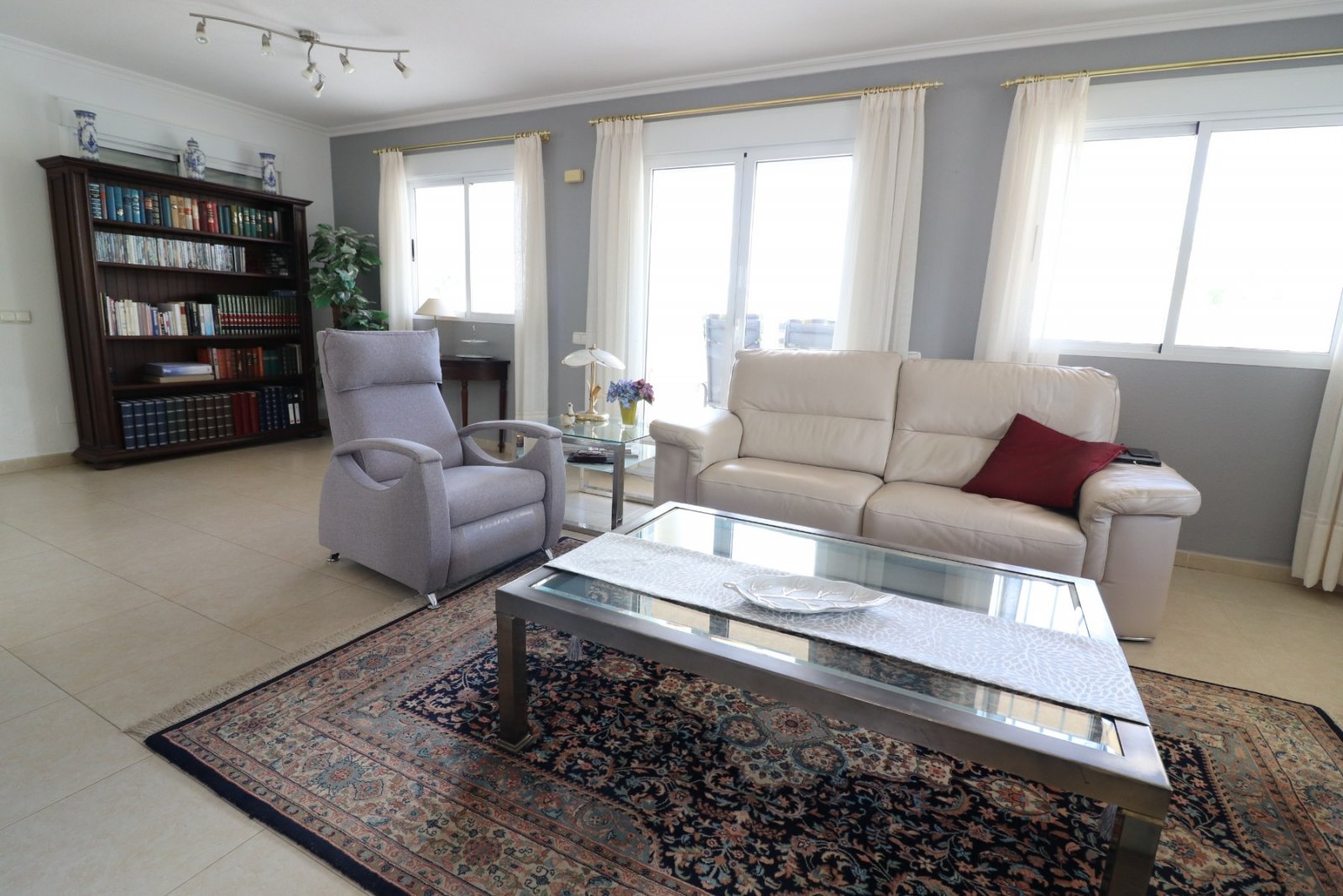   This Imposing 216m2, Three Bedroom, Detached Villa in Lomas de La Juliana is located in a very sought after residential area, with a tennis club ...