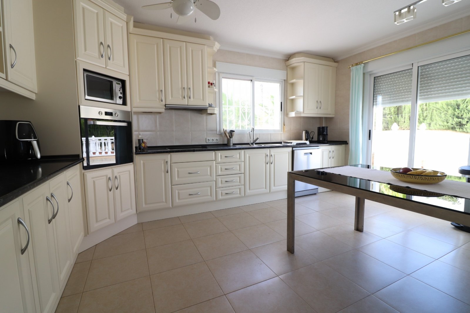   This Imposing 216m2, Three Bedroom, Detached Villa in Lomas de La Juliana is located in a very sought after residential area, with a tennis club ...