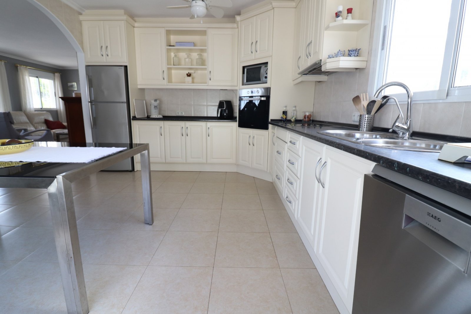   This Imposing 216m2, Three Bedroom, Detached Villa in Lomas de La Juliana is located in a very sought after residential area, with a tennis club ...