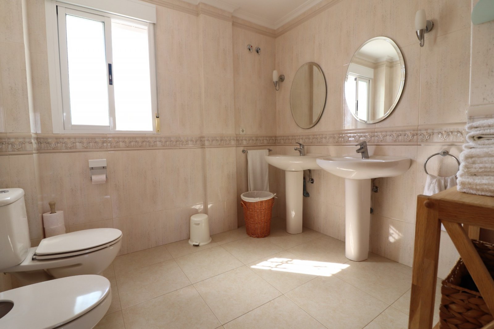   This Imposing 216m2, Three Bedroom, Detached Villa in Lomas de La Juliana is located in a very sought after residential area, with a tennis club ...