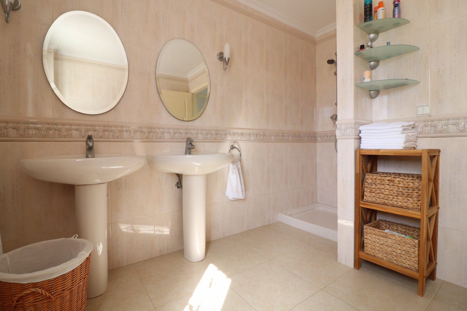   This Imposing 216m2, Three Bedroom, Detached Villa in Lomas de La Juliana is located in a very sought after residential area, with a tennis club ...