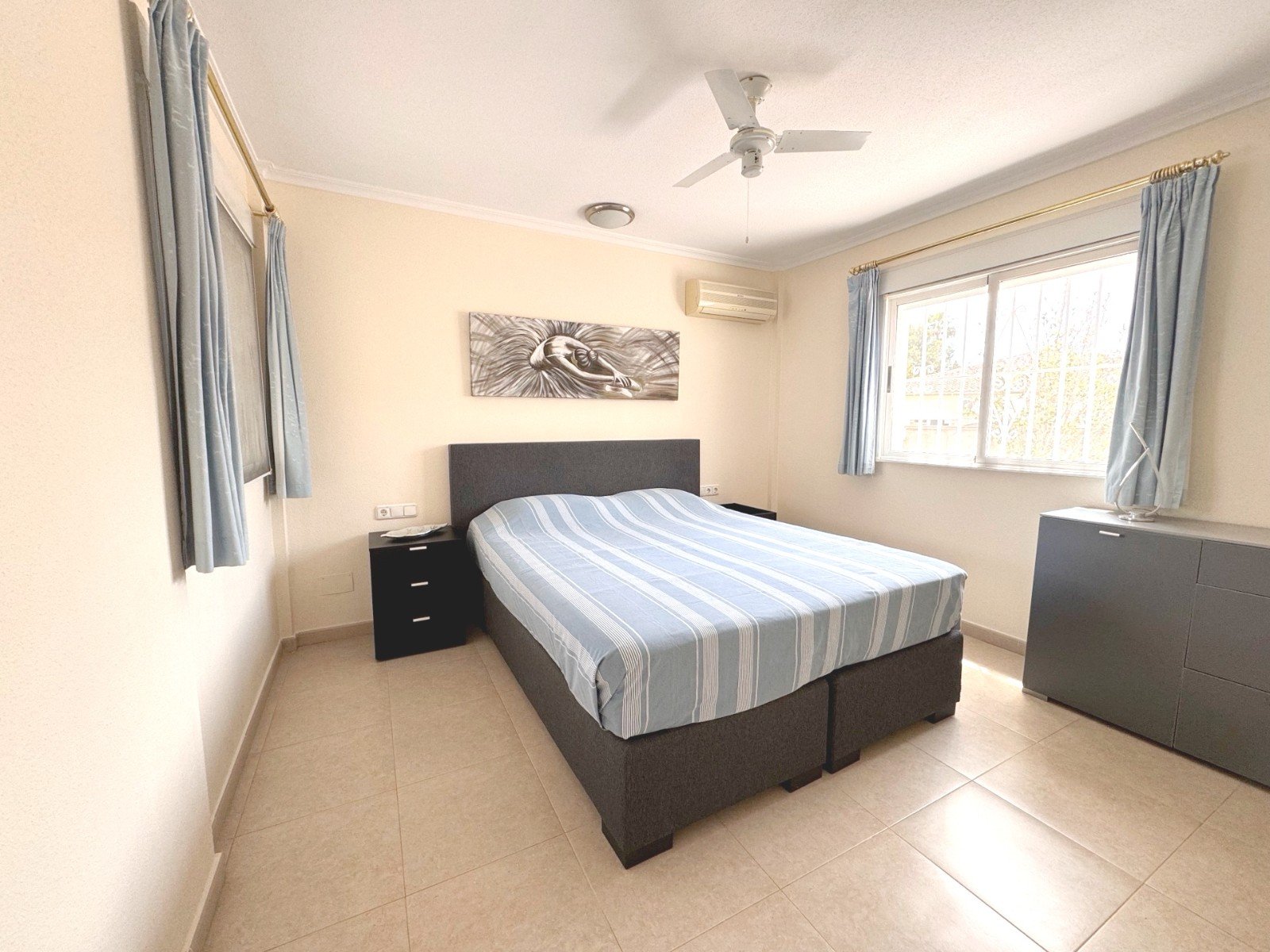   This Imposing 216m2, Three Bedroom, Detached Villa in Lomas de La Juliana is located in a very sought after residential area, with a tennis club ...