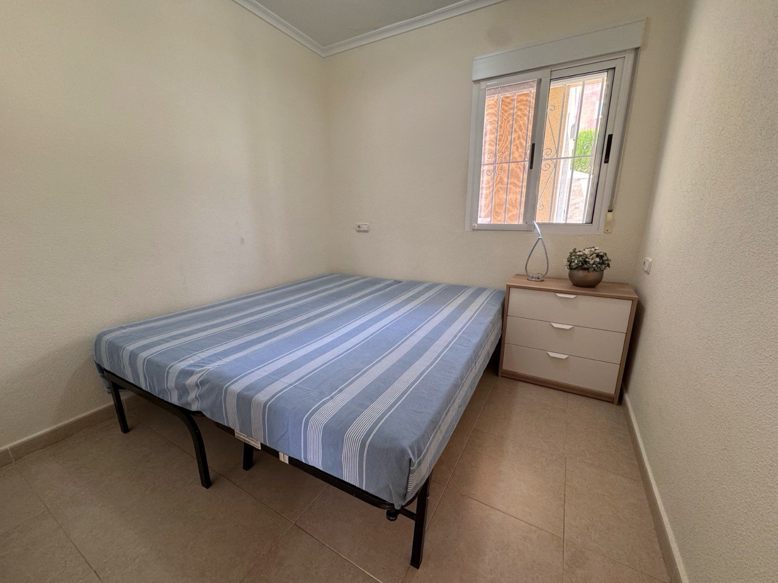   This Imposing 216m2, Three Bedroom, Detached Villa in Lomas de La Juliana is located in a very sought after residential area, with a tennis club ...