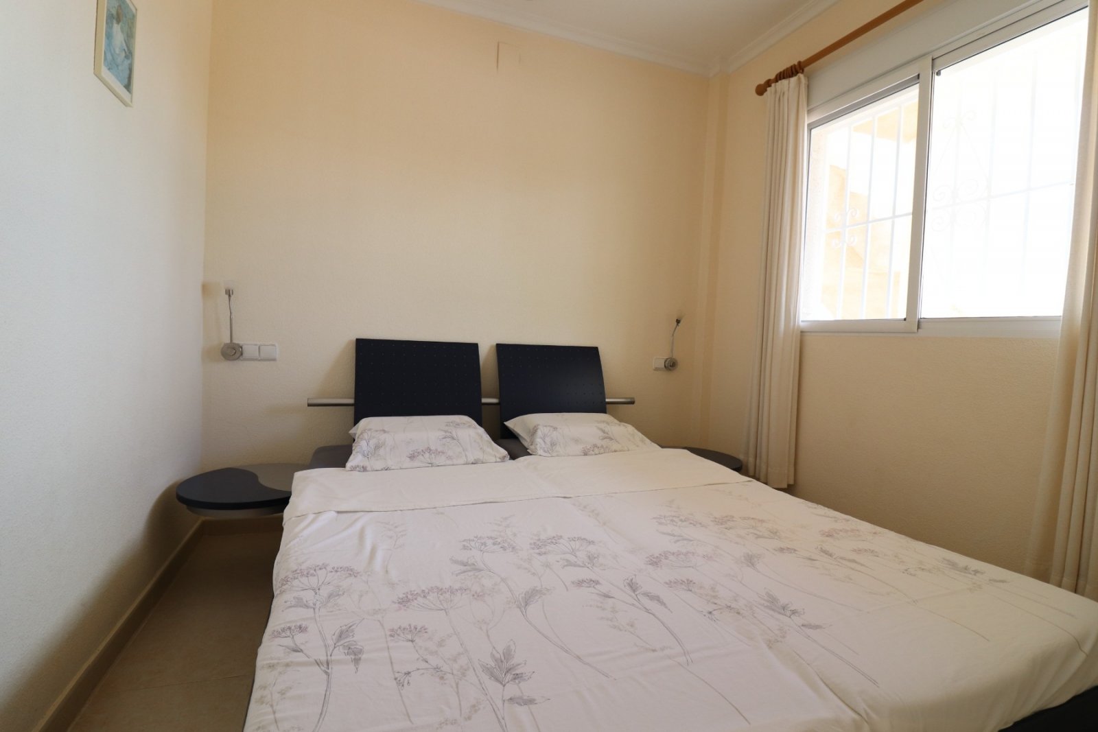   This Imposing 216m2, Three Bedroom, Detached Villa in Lomas de La Juliana is located in a very sought after residential area, with a tennis club ...