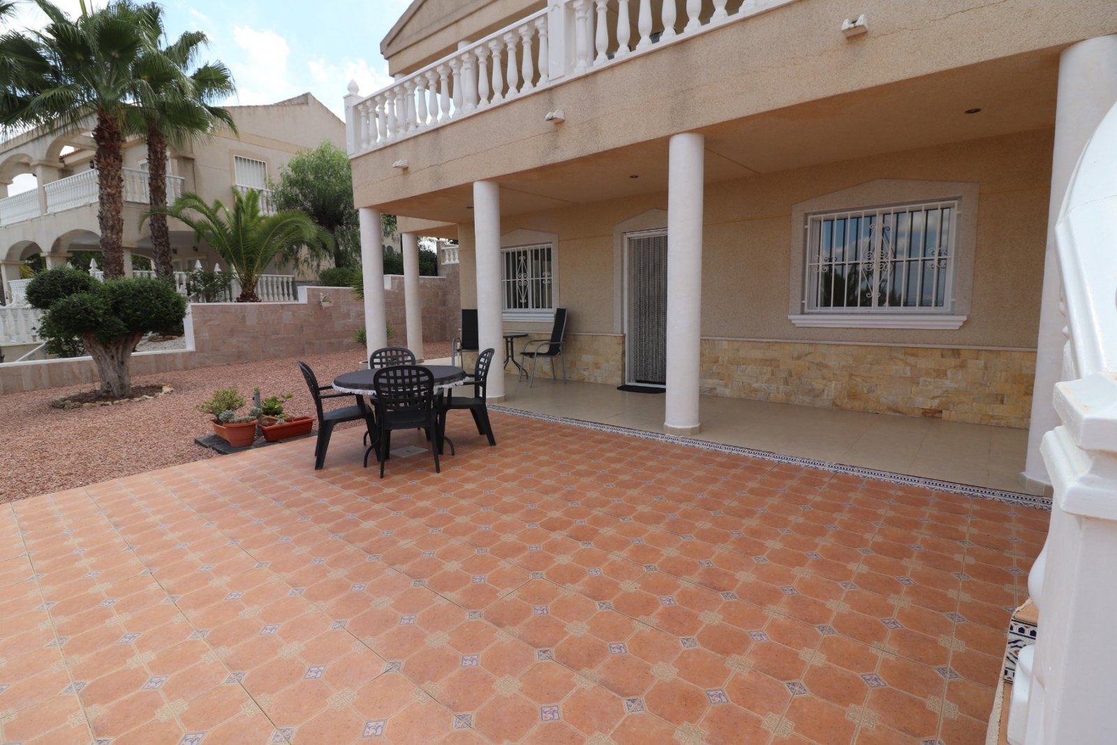   This Imposing 216m2, Three Bedroom, Detached Villa in Lomas de La Juliana is located in a very sought after residential area, with a tennis club ...