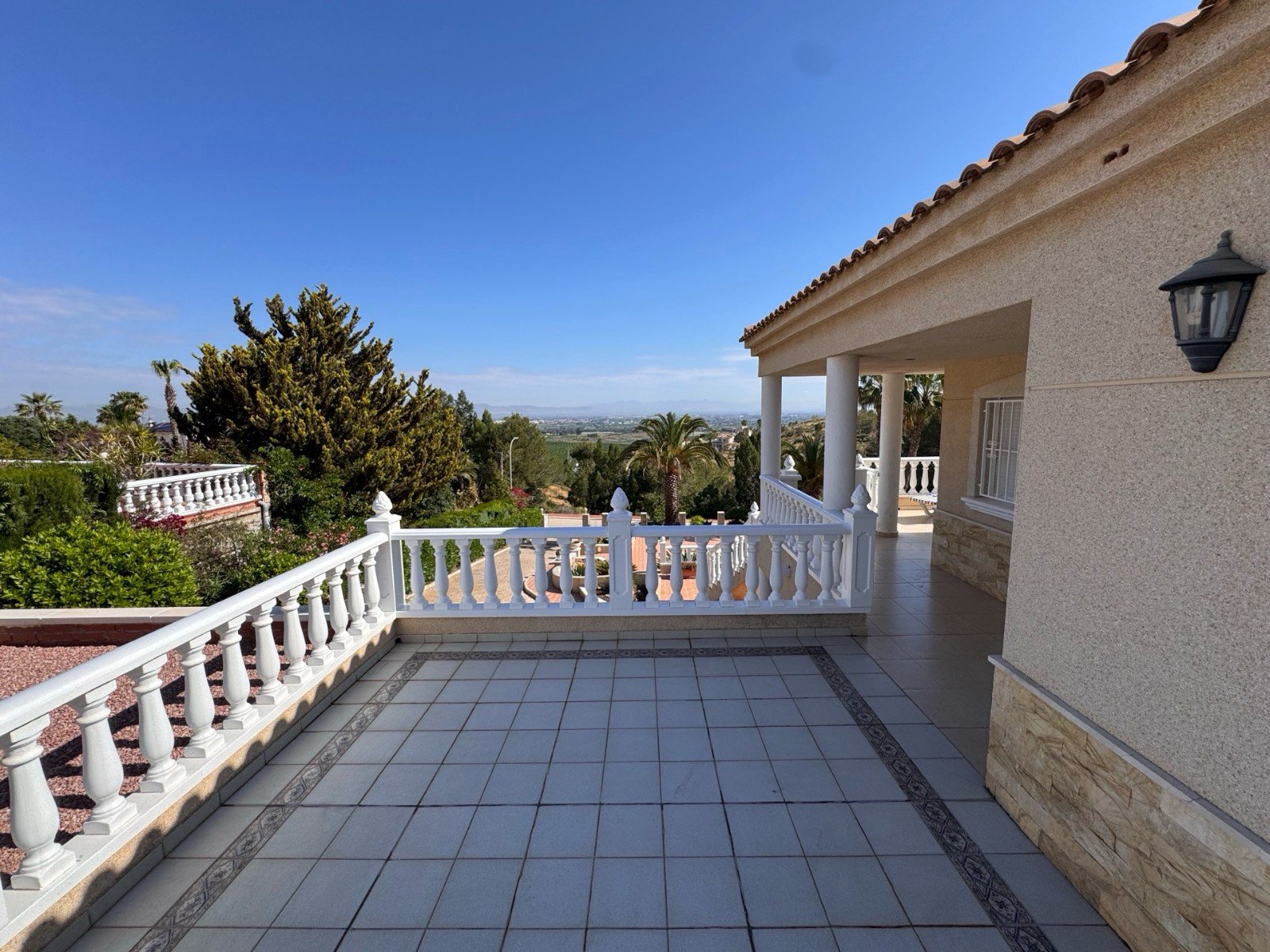   This Imposing 216m2, Three Bedroom, Detached Villa in Lomas de La Juliana is located in a very sought after residential area, with a tennis club ...