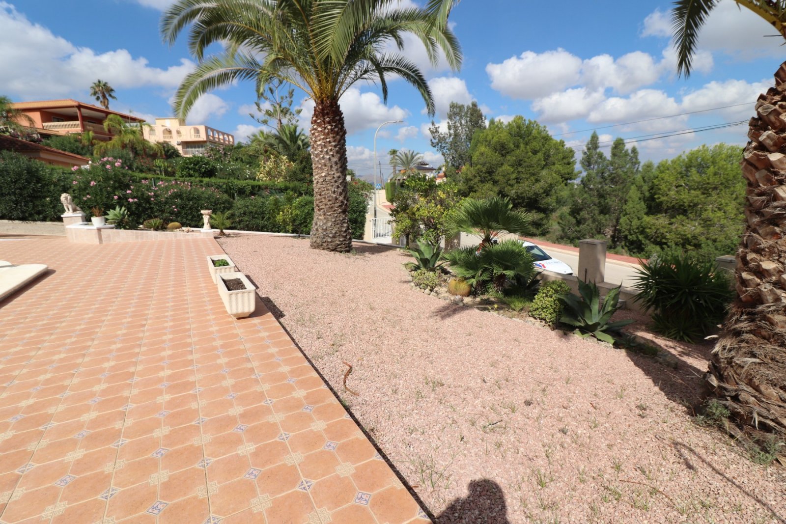   This Imposing 216m2, Three Bedroom, Detached Villa in Lomas de La Juliana is located in a very sought after residential area, with a tennis club ...