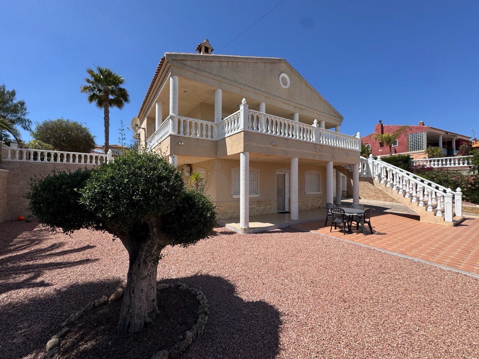   This Imposing 216m2, Three Bedroom, Detached Villa in Lomas de La Juliana is located in a very sought after residential area, with a tennis club ...
