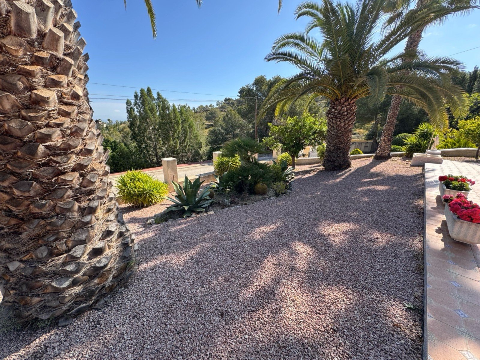   This Imposing 216m2, Three Bedroom, Detached Villa in Lomas de La Juliana is located in a very sought after residential area, with a tennis club ...