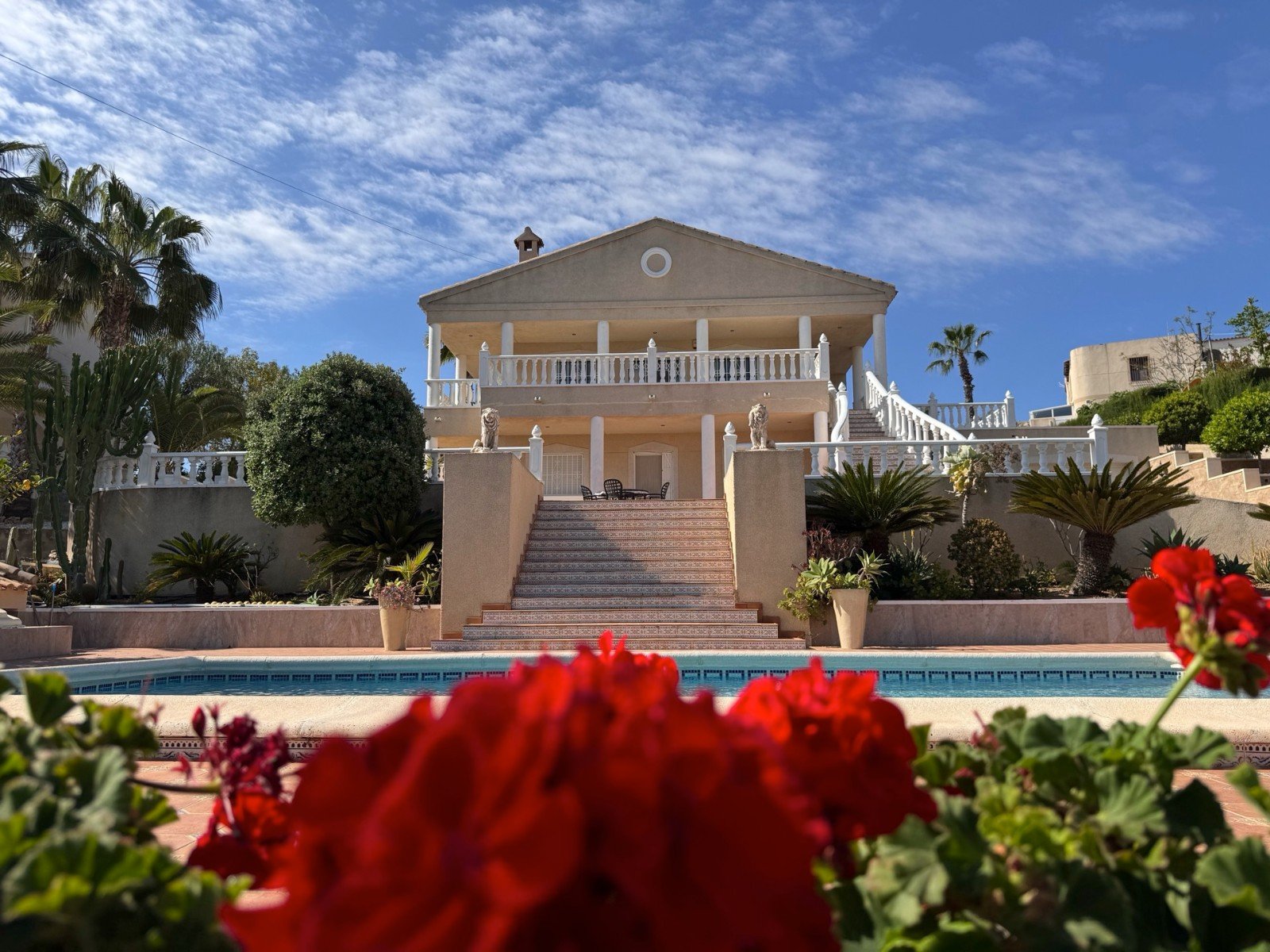   This Imposing 216m2, Three Bedroom, Detached Villa in Lomas de La Juliana is located in a very sought after residential area, with a tennis club ...