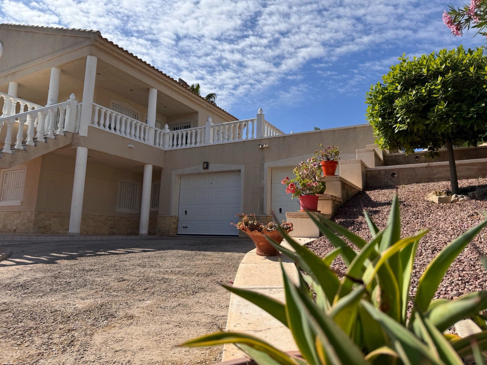   This Imposing 216m2, Three Bedroom, Detached Villa in Lomas de La Juliana is located in a very sought after residential area, with a tennis club ...