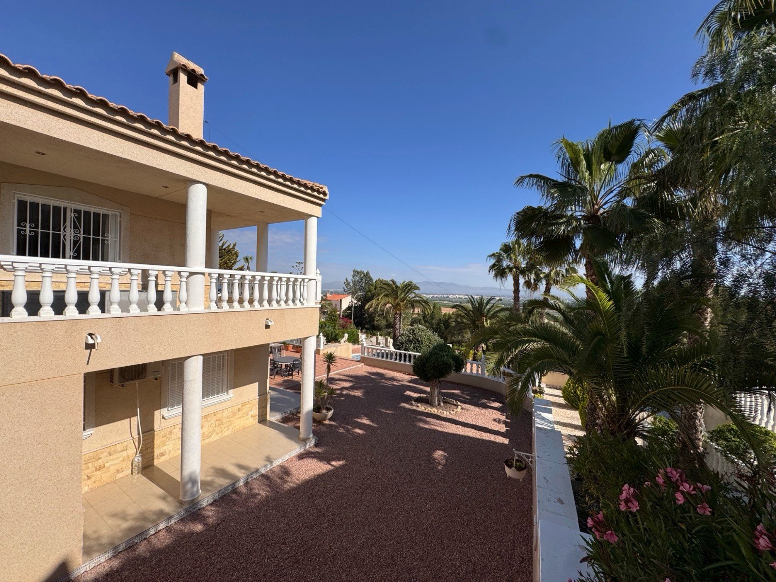   This Imposing 216m2, Three Bedroom, Detached Villa in Lomas de La Juliana is located in a very sought after residential area, with a tennis club ...