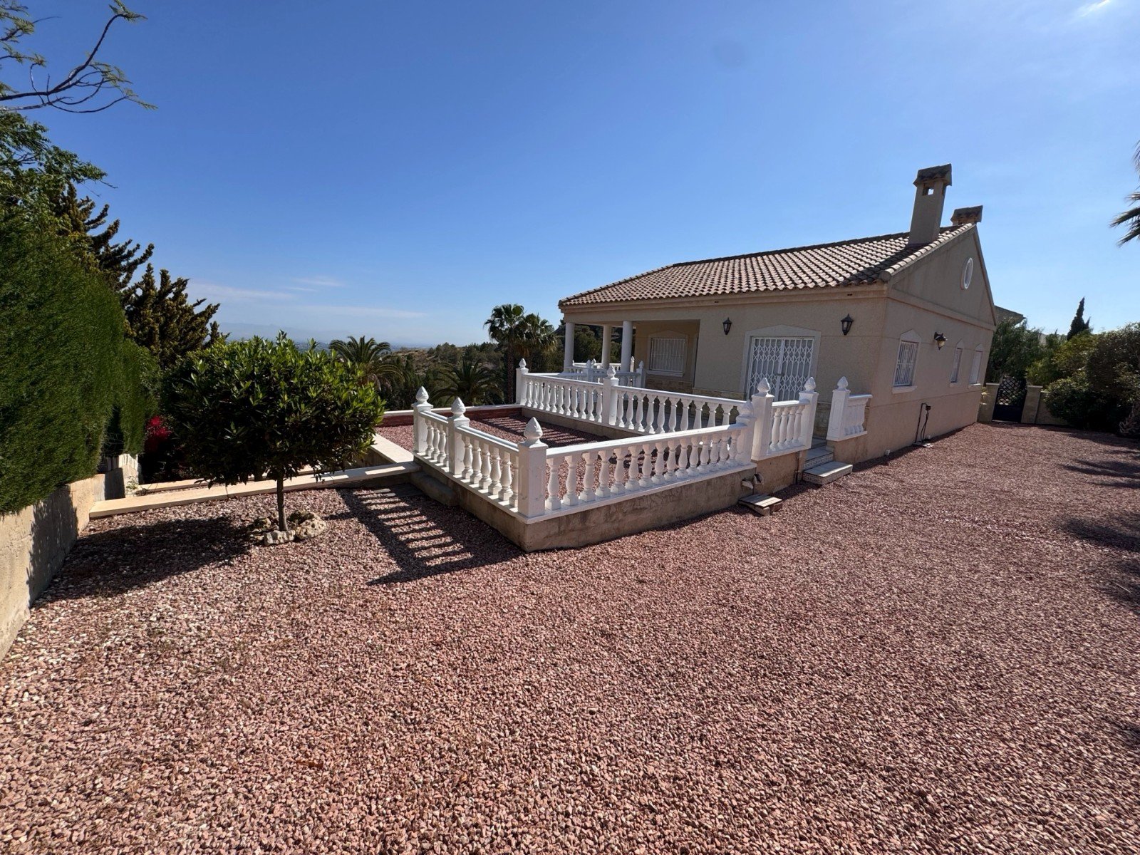   This Imposing 216m2, Three Bedroom, Detached Villa in Lomas de La Juliana is located in a very sought after residential area, with a tennis club ...