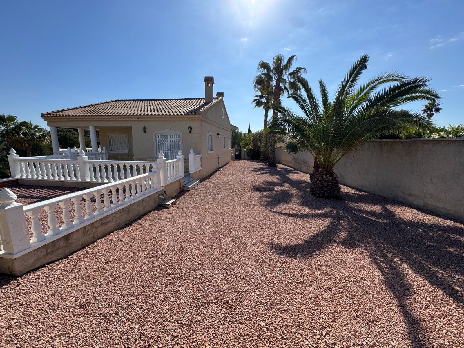   This Imposing 216m2, Three Bedroom, Detached Villa in Lomas de La Juliana is located in a very sought after residential area, with a tennis club ...