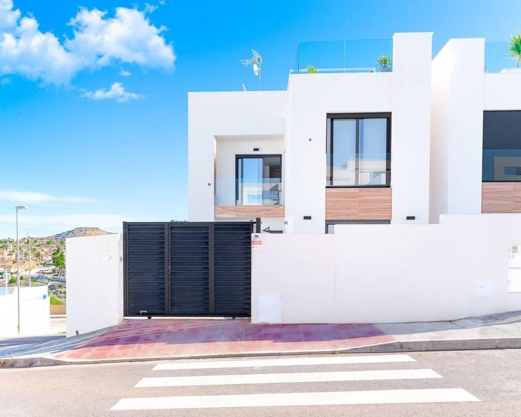   An East Facing, As New, Three Bedroom, Detached Villa with a Self contained Studio Apartment in Benijofar, which has it´s own access as well.&amp...