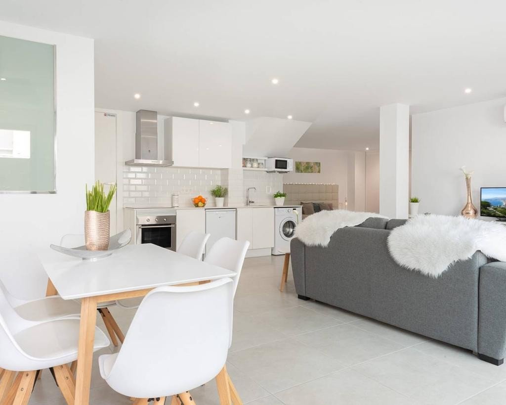   An East Facing, As New, Three Bedroom, Detached Villa with a Self contained Studio Apartment in Benijofar, which has it´s own access as well.&amp...